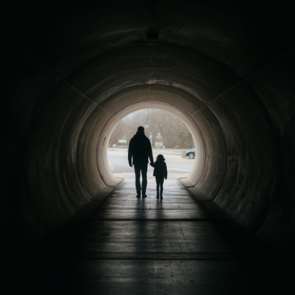 Hogyan hatnak a gyerekkori kötődési minták a párkapcsolataidra?